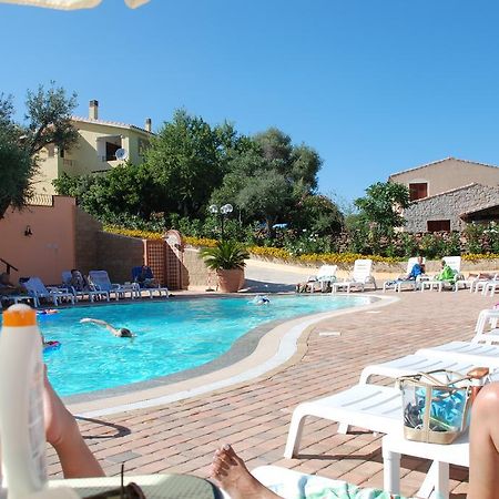 Li Troni Aparthotel Budoni Exteriör bild