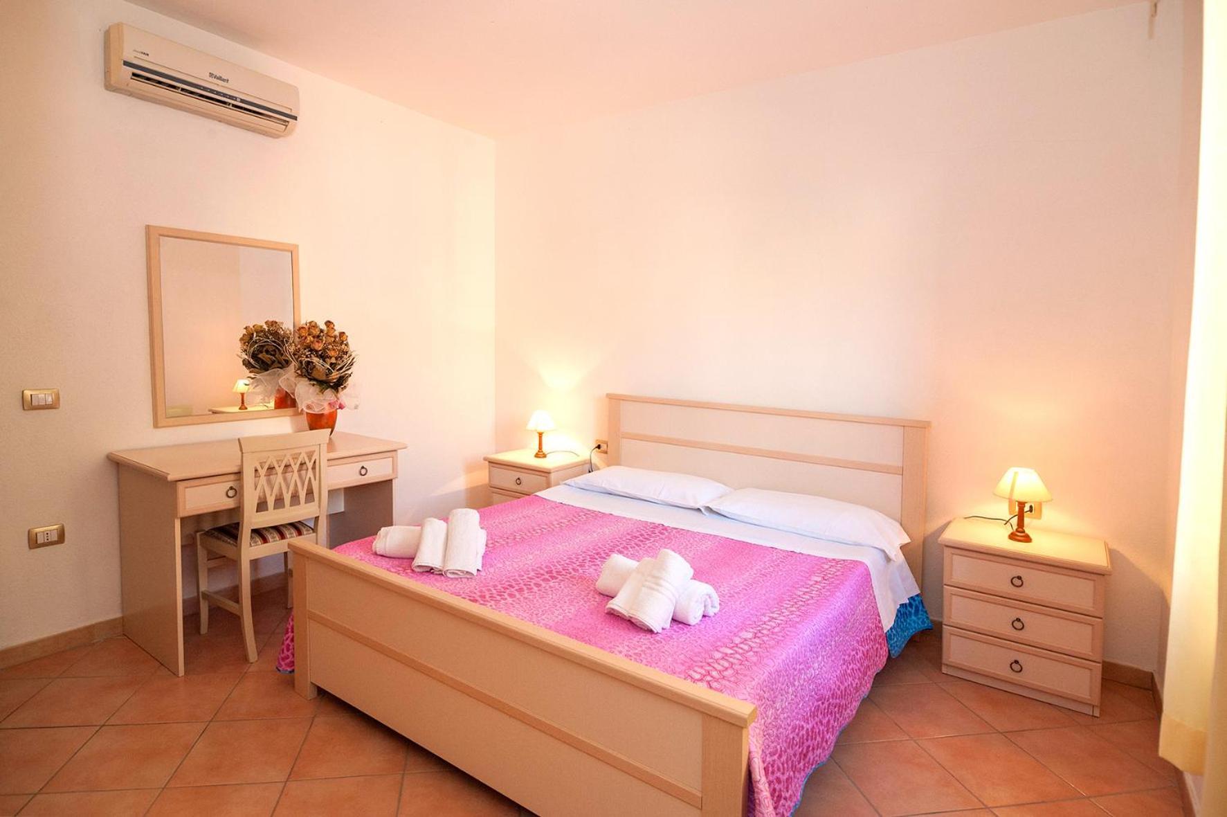 Li Troni Aparthotel Budoni Exteriör bild