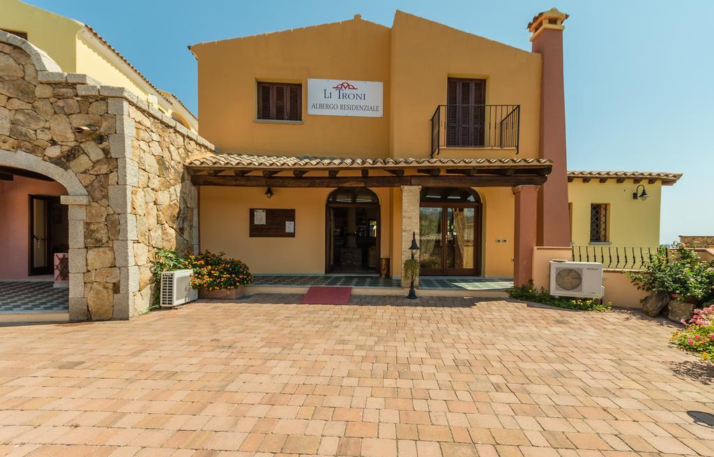 Li Troni Aparthotel Budoni Exteriör bild